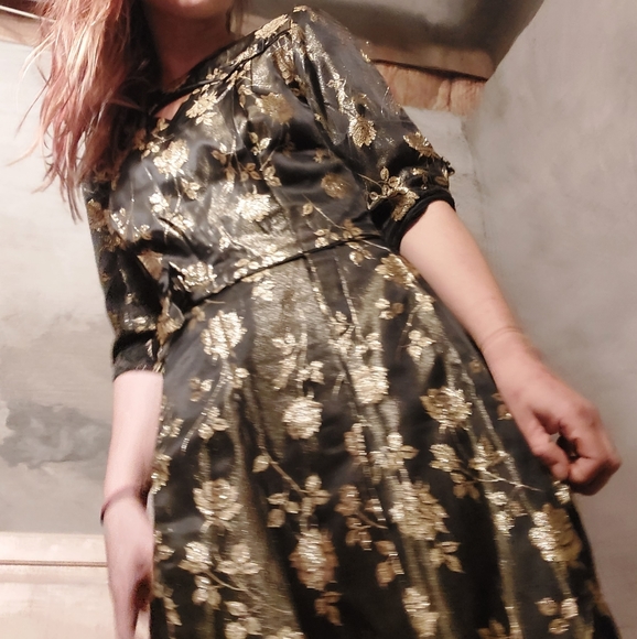 Vintage 40's classic brocade dress w/ keyhole neck & metallic gold roses - Picture 3 of 16
